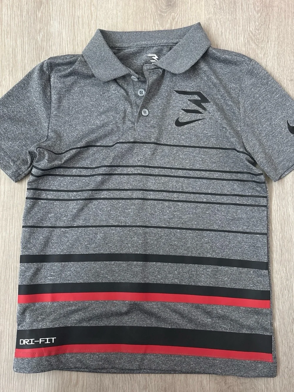 Nike gray polo shirt paired with black shorts - Picture 2 of 8